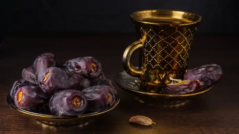 خرما رطب مضافتی مشکین با رنگ تیره و بافت لطیف